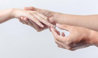 女孩子左手中指戴戒指什么意思(女孩子左手中指戴戒指什么意思什么意思)