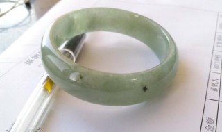 翡翠里有黑点怎么回事（翡翠里有黑点怎么回事啊）