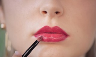 染唇液怎么涂更自然（染唇液怎么涂好看图解）