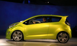 雪佛兰乐驰加机油在哪个位置 乐驰在哪里加机油