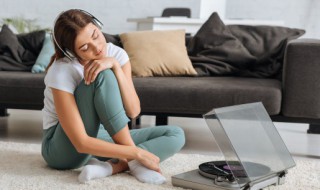 赵英俊送你一朵小红花歌词 赵英俊送你一朵小红花歌词是什么