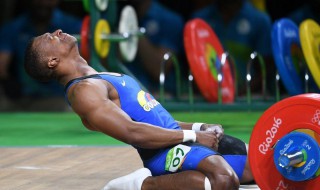 举重运动员为什么搓白色粉末 举重运动员在比赛时手上搓白粉有什么作用