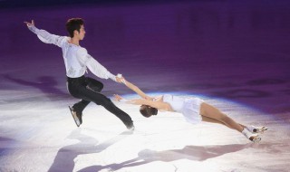 新手学滑冰怎么向前滑（滑冰如何往前滑）