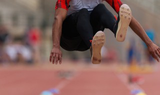 跳远成绩怎么测量（跳远成绩怎么测量图解）