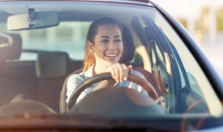 汽车里面玻璃有雾气怎么解决(汽车里面玻璃有雾气怎么解决视频)