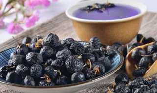 黑枸杞泡水喝的功效与禁忌 西洋参黑枸杞泡水喝的功效与禁忌