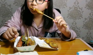 经常熬夜吃外卖夜宵的危害（经常熬夜吃外卖夜宵的危害有哪些）