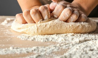 烙韭菜盒子怎么和面软（怎样和面烙韭菜盒子软）