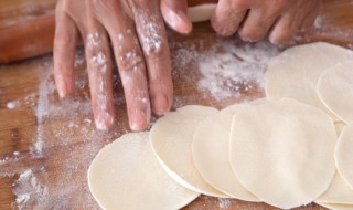 包好的饺子怎么放冰箱不会粘（包好的饺子怎么放冰箱不会粘手）