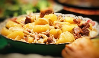 土豆炖鸡翅怎么做 土豆炖鸡翅怎么做好吃