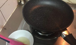 用久了的不沾平底锅厚重的油污如何清洗 有谁了解吗