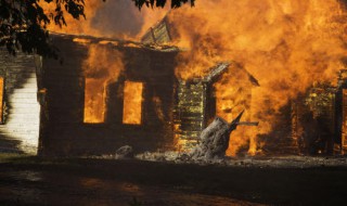 做梦梦到火烧了房子是什么意思 做梦梦到火烧了房子是什么意思周公解梦