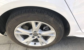 轮毂与轮胎接缝出油了（轮毂与轮胎接缝出油了问题大吗）