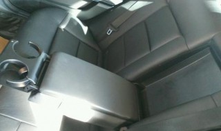 奔驰e300中央扶手怎么拆卸（奔驰e300中央扶手怎么拆卸视频）