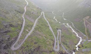 挖机修山路走之字形吗（挖机在山上怎么修路）