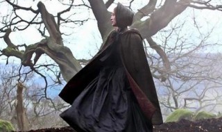 简爱为什么两次离开桑菲尔德府（简爱回到桑菲尔德府是为了见谁）