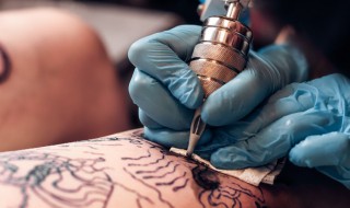 纹身怎么洗掉（纹身怎么洗掉多少钱）