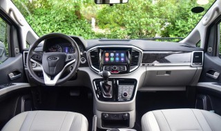 汽车自动档掉头不压线技巧（汽车自动档掉头不压线技巧视频）