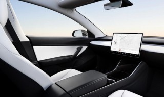 特斯拉手刹在什么地方（特斯拉的手刹在哪个位置）