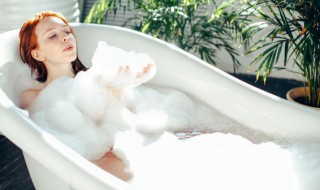 洗澡的正确姿势（泡澡的正确姿势）