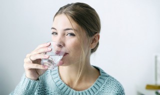 怎样做到正确喝水（怎样喝水才正确）