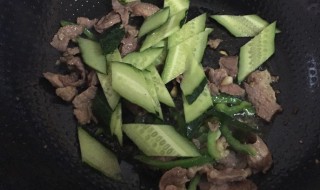 青椒黄瓜炒肉的做法（青椒黄瓜炒肉的做法窍门）