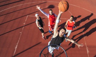 正确的投篮姿势（正确的投篮姿势及要点）