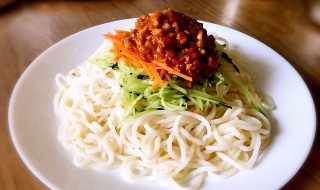 关于炸酱肉丝面的做法 肉丝炸酱面的简单做法