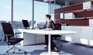 办公室内的正确坐姿（办公室内的正确坐姿是什么）