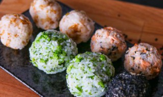 五彩焖饭的简单做法步骤（五彩焖饭的做法窍门）