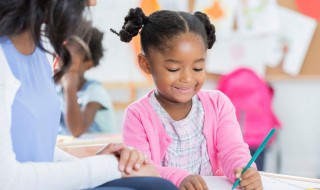 从小培养孩子正确的读书姿势（小朋友读书的方法）