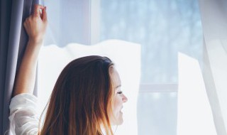 卷式窗帘怎么拆下来洗（卷的窗帘如何拆下来）