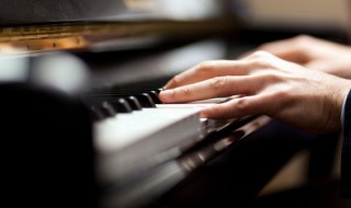 外面下着雨歌词 外面下着雨歌词完整版