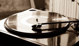 faded歌词翻译成中文（faded歌词翻译成中文谐音）