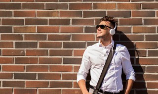 心在跳情在烧原唱歌词 心在跳情在烧原唱歌词歌词是什么意思