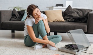 父亲的草原母亲的河的歌词（父亲的草原母亲的河的歌词是谁创作的）