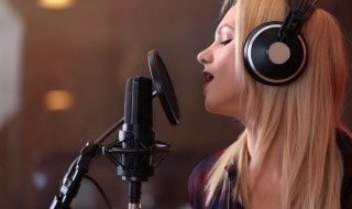 一别两宽歌词（不爱就散一别两宽歌词）