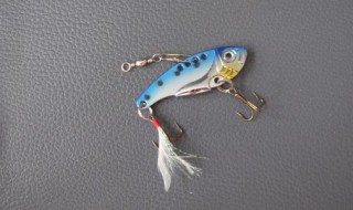 路亚飞蝇钩可以搭配瓜子亮片用吗（路亚白条用飞蝇钩好还是亮片）