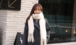 白色围巾配什么衣服（白色围巾配什么衣服好看女）