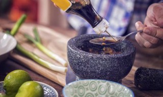 炒菜放生抽还是老抽 炒菜放生抽老抽还是酱油