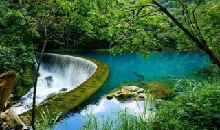 缭以翠麓,覆以美荫翻译（披绣闼,俯雕甍,山原旷其盈视,川泽纡其骇瞩翻译）