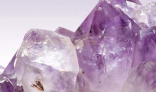 石英岩与水晶的区别（石英岩与水晶的区别在哪里）