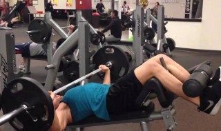 哑铃怎么练胸肌（一个哑铃怎么练胸肌）