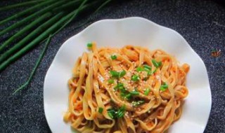 咸蛋黄酱拌面做法窍门 蛋黄麻酱拌面怎么做