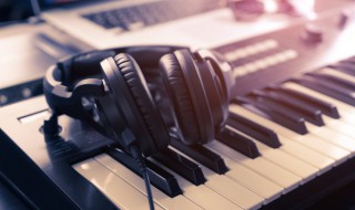 父亲的草原母亲的河原唱歌词 父亲的草原母亲的河原唱歌词是谁写的