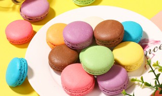 自制马卡龙草莓味夹心饼干的做法（马卡龙饼干做法窍门）