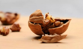 山核桃怎么剥皮简单又方便（山核桃怎么剥皮简单又方便视频）