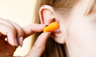 打耳洞发炎红肿怎么办 打耳洞发炎红肿怎么办,要把耳钉取下来吗