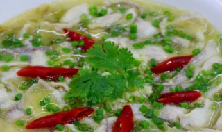 酸菜鱼放什么配菜好吃（酸菜鱼放什么配菜好吃一点）