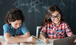 更挼残蕊更捻余香更得些时的意思 空残香味独余恨什么意思